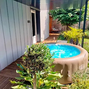 Hébergement de vacances En Amoureux Avec Jacuzzi Et Sauna, Balbigny